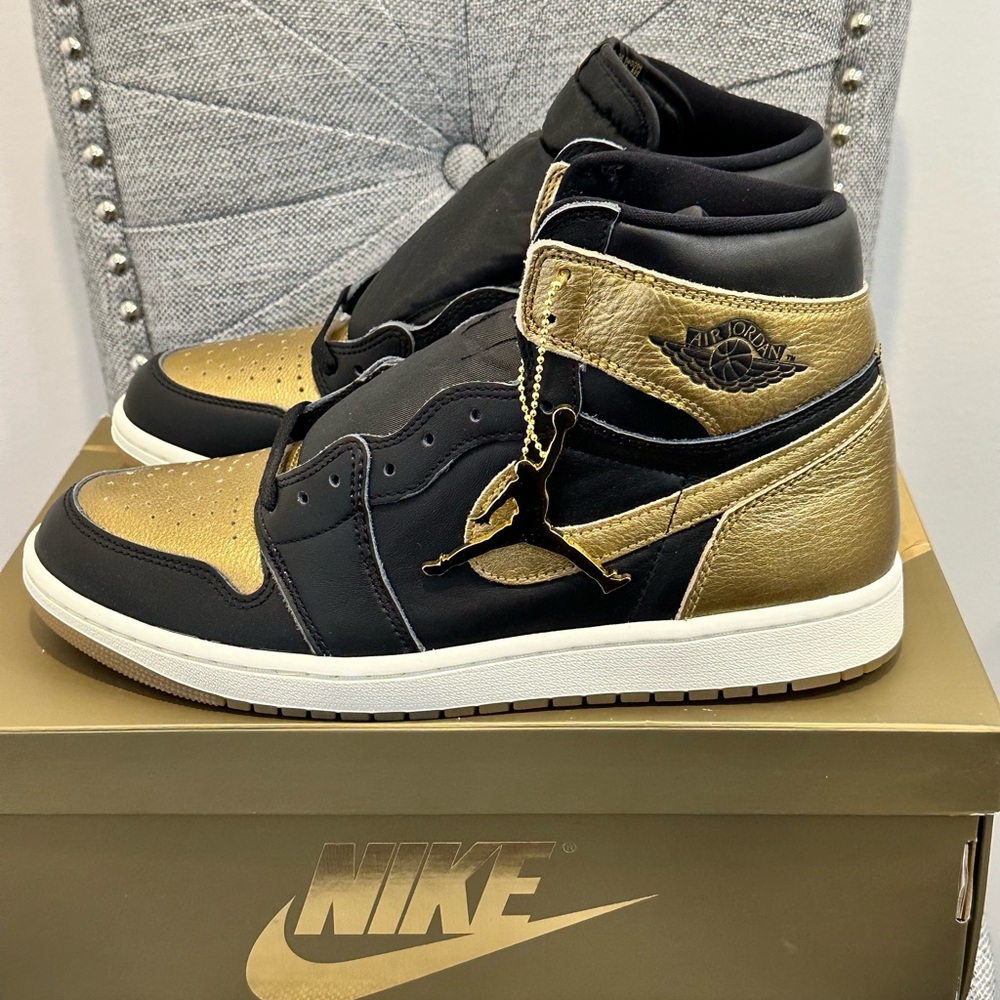 Nike Air Jordan 1 Retro High OG Black Metallic Gold Mens Size 10.5 DZ5485-071